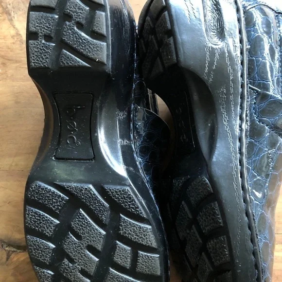 BOC ( Born) woman’s Navy snakeskin comfort clogs - Picture 4 of 7